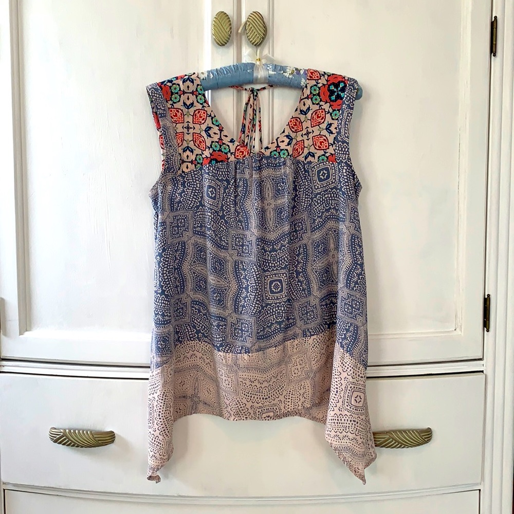 Sleeveless blouse flowy, hits below hips